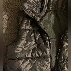Cropped Black puffer vest